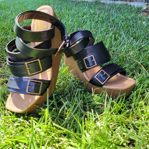 Brand new, Women's size 6 1/2 Strappy Black & tan Wedges - Picture 2 of 4